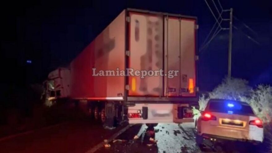 Συγκρούστηκαν δύο νταλίκες και ένα αυτοκίνητο στην Αμφίκλεια, δείτε βίντεο και φωτογραφίες