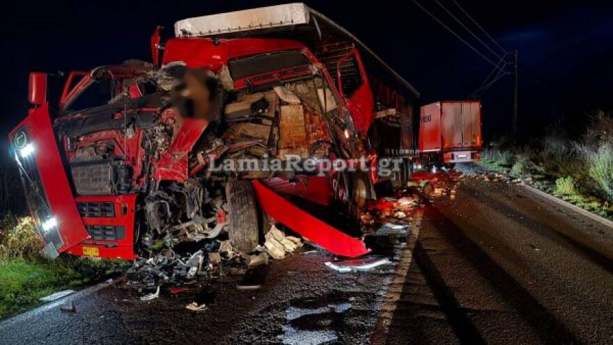 Συγκρούστηκαν δύο νταλίκες και ένα αυτοκίνητο στην Αμφίκλεια, δείτε βίντεο και φωτογραφίες