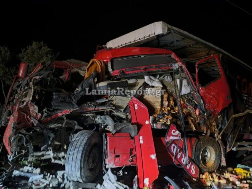 Συγκρούστηκαν δύο νταλίκες και ένα αυτοκίνητο στην Αμφίκλεια, δείτε βίντεο και φωτογραφίες