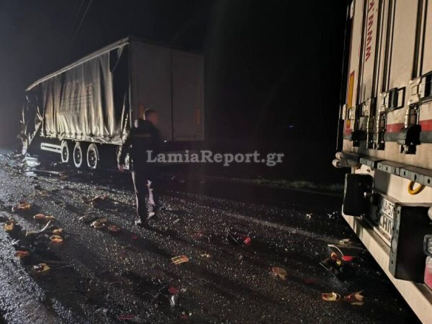 Συγκρούστηκαν δύο νταλίκες και ένα αυτοκίνητο στην Αμφίκλεια, δείτε βίντεο και φωτογραφίες