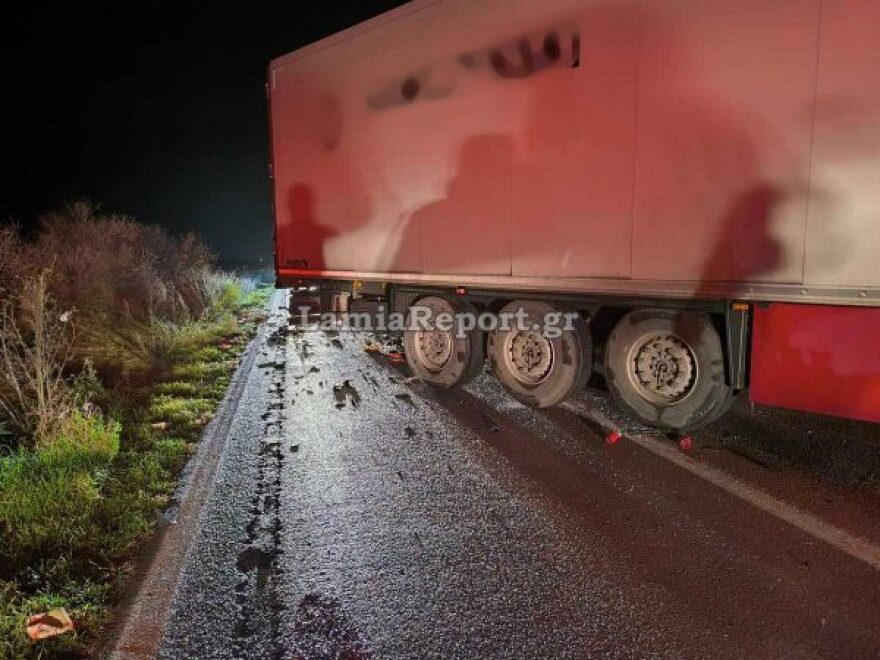 Συγκρούστηκαν δύο νταλίκες και ένα αυτοκίνητο στην Αμφίκλεια, δείτε βίντεο και φωτογραφίες