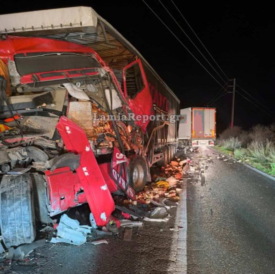 Συγκρούστηκαν δύο νταλίκες και ένα αυτοκίνητο στην Αμφίκλεια, δείτε βίντεο και φωτογραφίες
