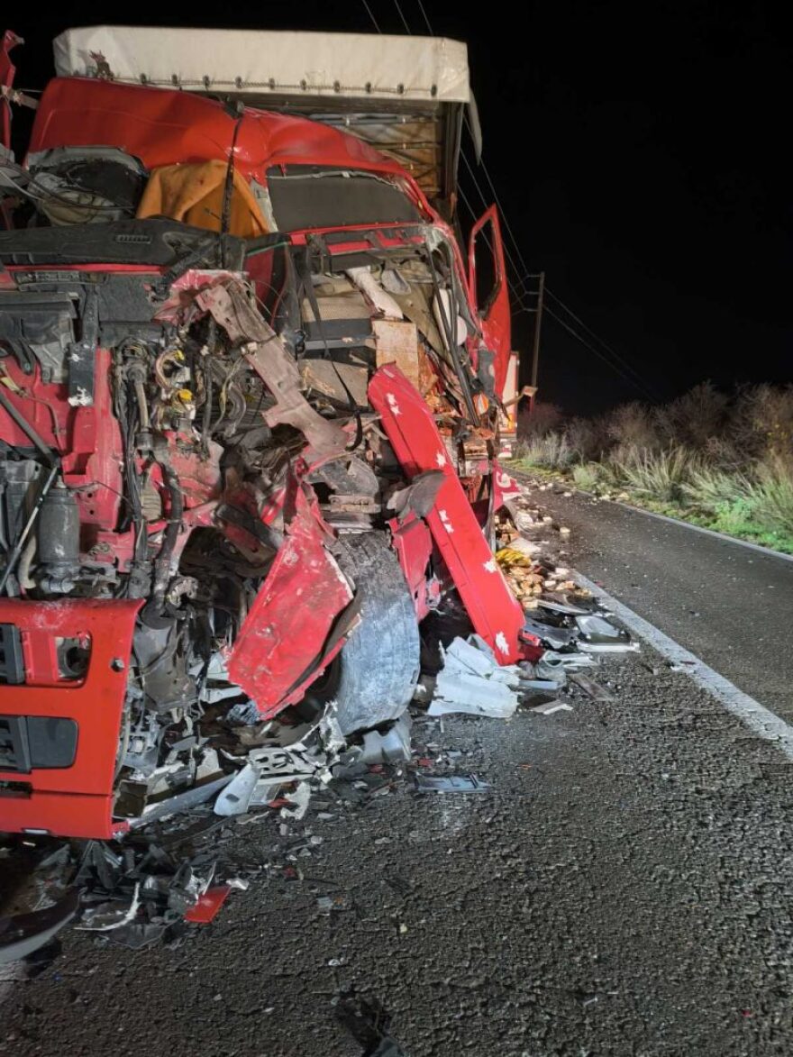 Συγκρούστηκαν δύο νταλίκες και ένα αυτοκίνητο στην Αμφίκλεια, δείτε βίντεο και φωτογραφίες