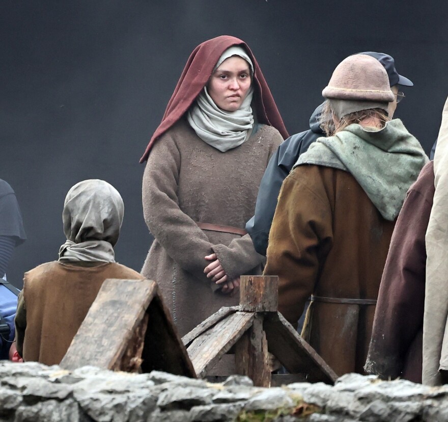 Φωτογραφίες: Αγνώριστη η Λίλι Ρόουζ Ντεπ στα γυρίσματα της νέας της ταινίας