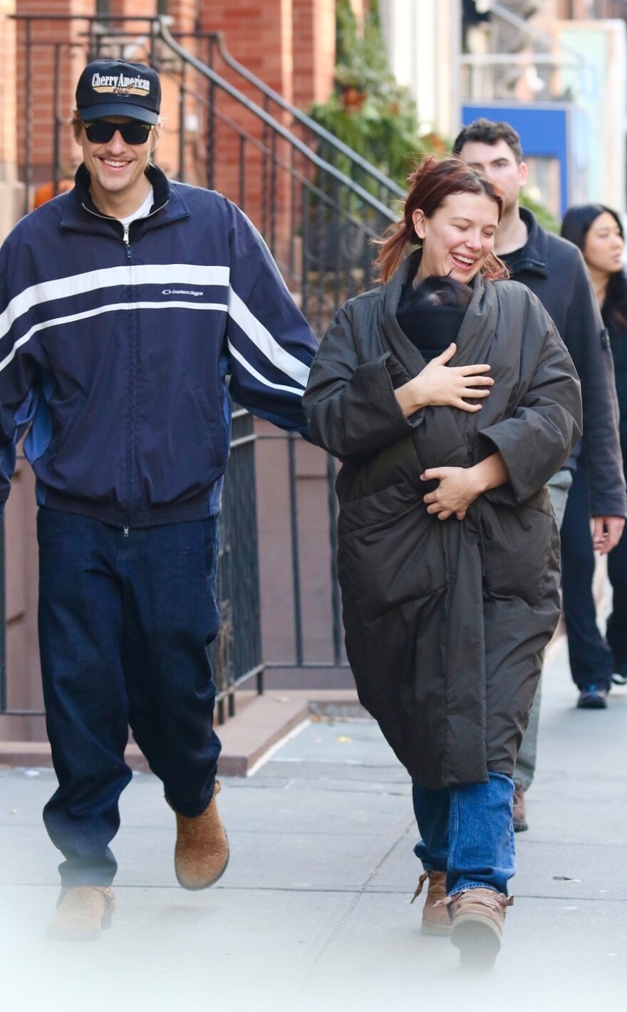 Η Μίλι Μπόμπι Μπράουν έκανε βόλτα με τον Τζέικ Μπον Τζόβι και την κόρη τους στη Νέα Υόρκη
