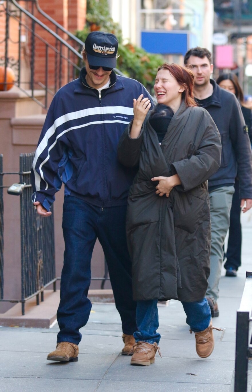 Η Μίλι Μπόμπι Μπράουν έκανε βόλτα με τον Τζέικ Μπον Τζόβι και την κόρη τους στη Νέα Υόρκη
