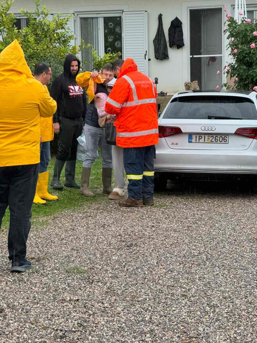 Η δραματική επιχείρηση διάσωσης μητέρας και βρέφους 6 μηνών στη Μάνδρα: Είχαν εγκλωβιστεί από την κακοκαιρία Byron, δείτε βίντεο και φωτογραφίες