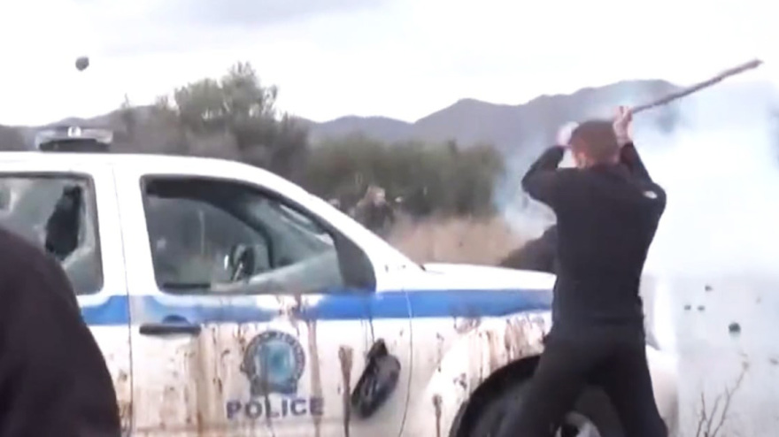 Πρωτοφανείς αγριότητες στην Κρήτη με αγρότες να χτυπούν αστυνομικούς: Ταυτοποιήθηκαν και κατηγορούνται για απόπειρες ανθρωποκτονίας κατά συρροή, δείτε βίντεο και φωτογραφίες