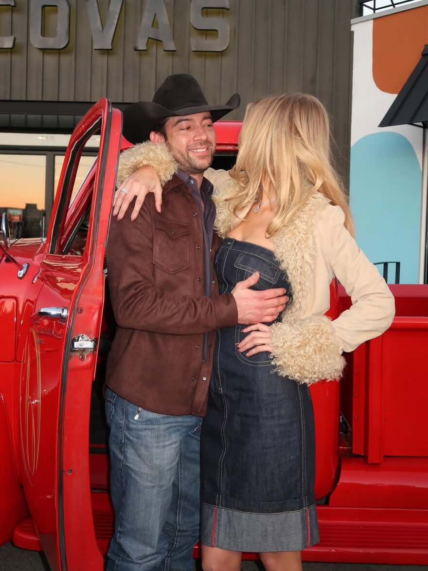 Η Μπέλα Χαντίντ ποζάρει με τον καουμπόη σύντροφό της στο Instagram