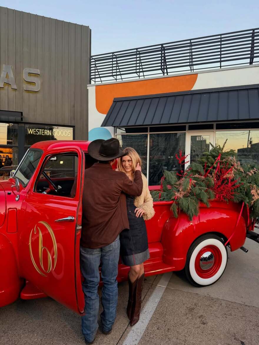 Η Μπέλα Χαντίντ ποζάρει με τον καουμπόη σύντροφό της στο Instagram