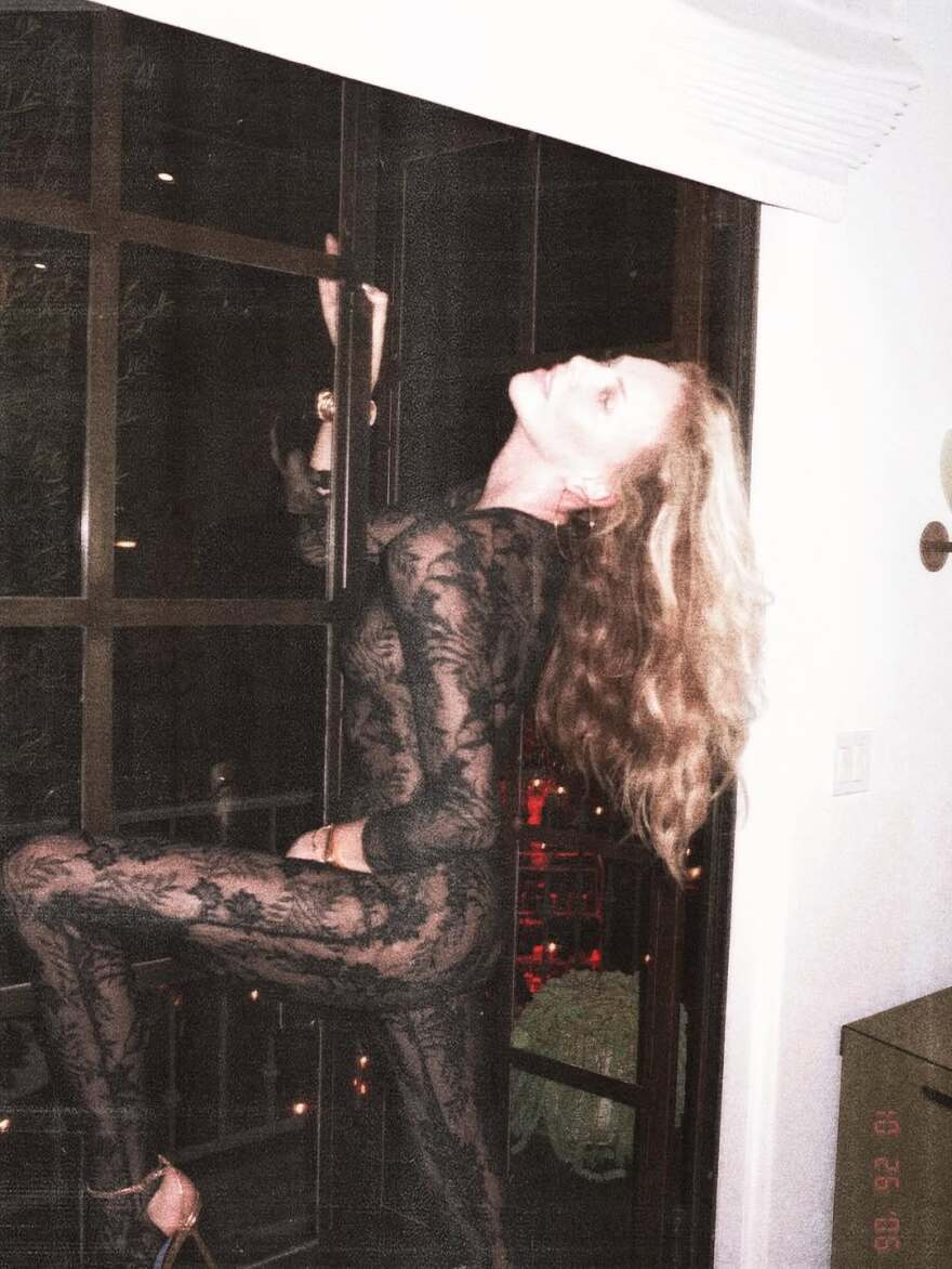 Η Σαρλίζ Θερόν πόζαρε αλά Τζέρι Χολ με δαντελένια ολόσωμη φόρμα - Δείτε φωτογραφίες