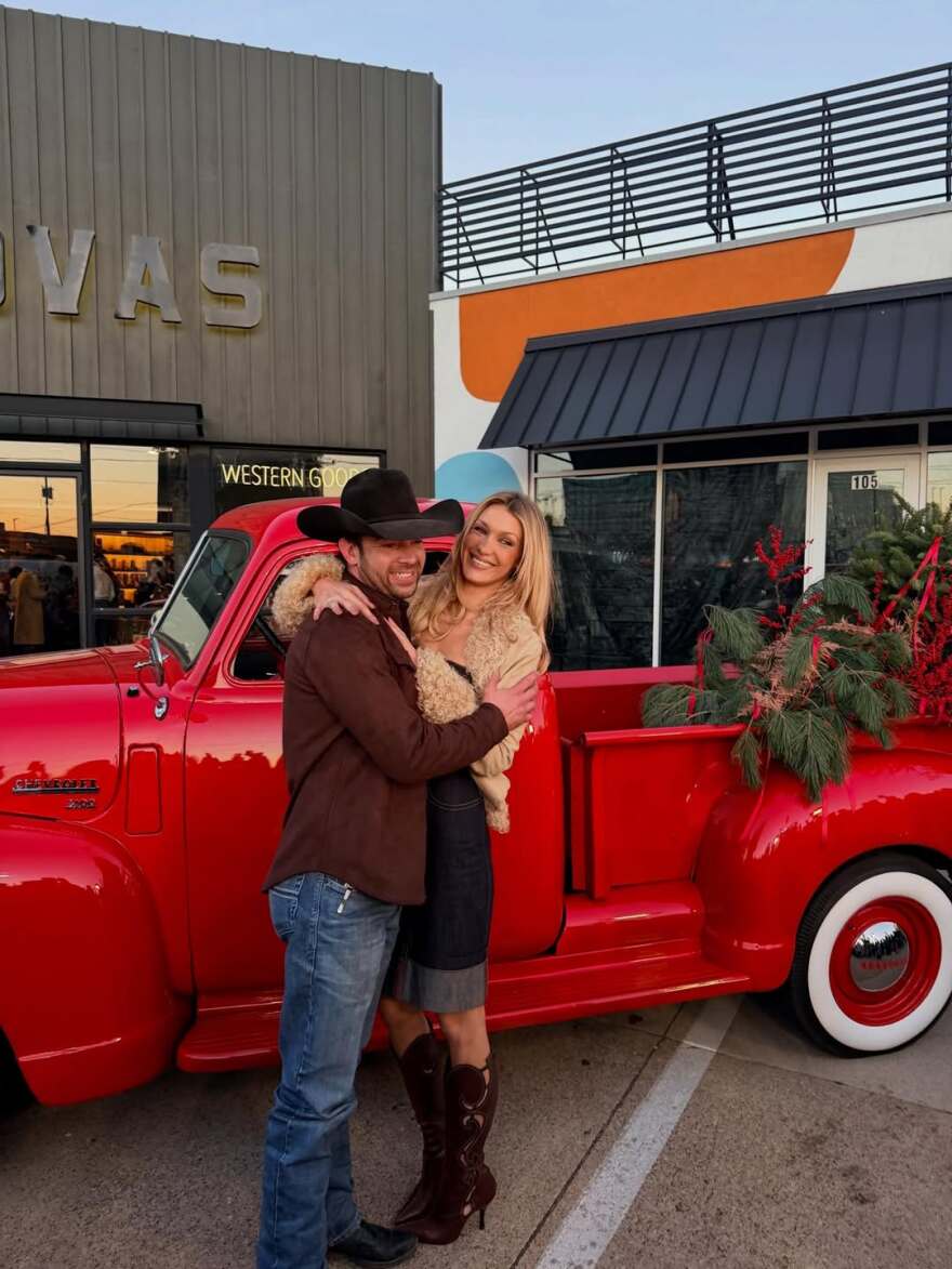 Η Μπέλα Χαντίντ ποζάρει με τον καουμπόη σύντροφό της στο Instagram