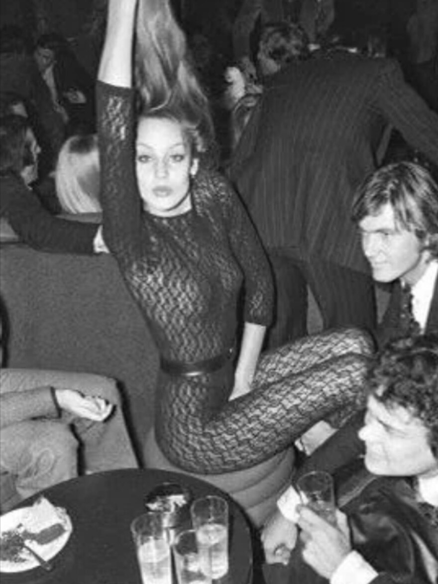 Η Σαρλίζ Θερόν πόζαρε αλά Τζέρι Χολ με δαντελένια ολόσωμη φόρμα - Δείτε φωτογραφίες