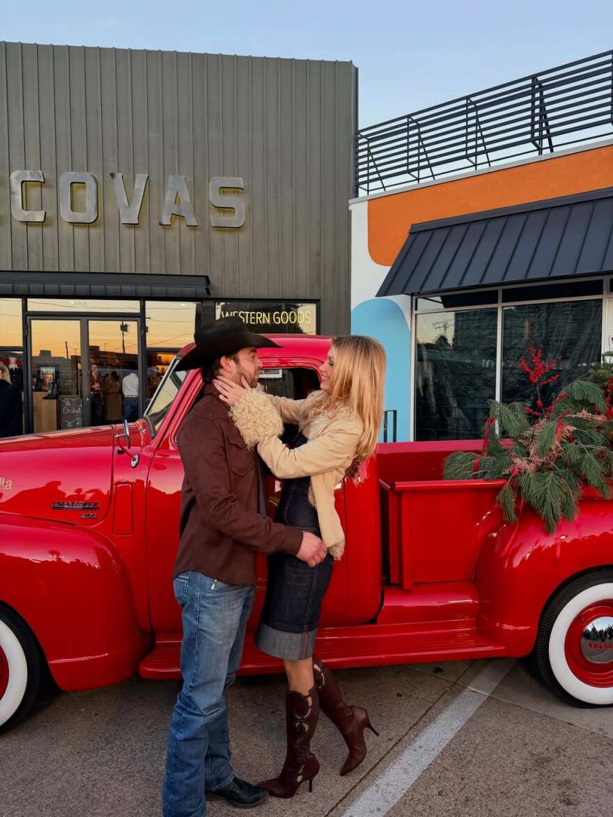 Η Μπέλα Χαντίντ ποζάρει με τον καουμπόη σύντροφό της στο Instagram