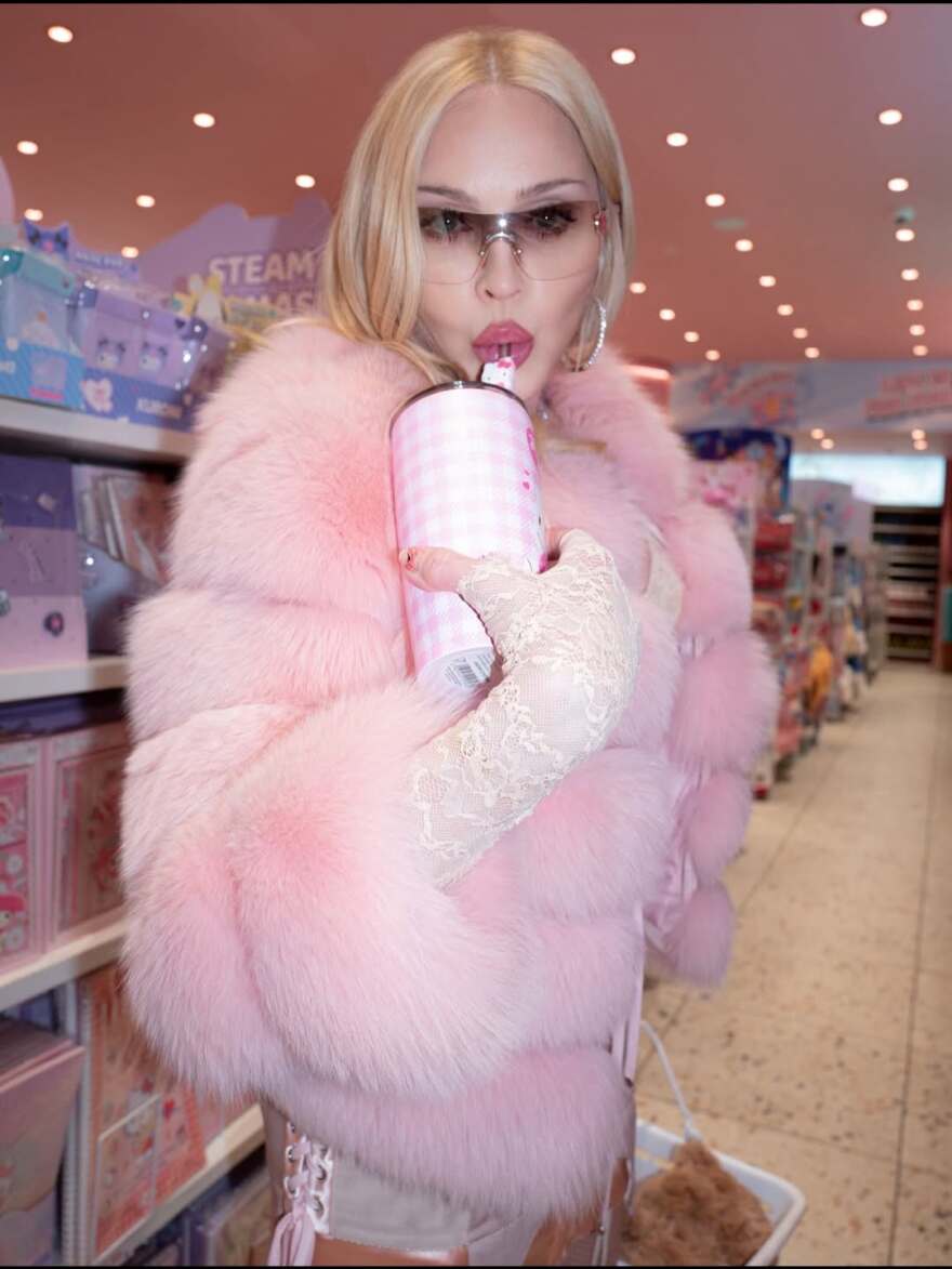 Φουλ του ροζ από τη Μαντόνα στο άλμπουμ για την «καλή εβδομάδα για τις ντίβες»