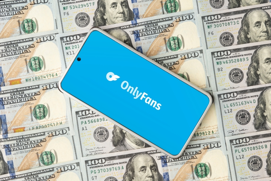 Η σκοτεινή πλευρά του OnlyFans: Δημιουργοί καταγγέλλουν απειλές, εκβιασμούς και μαστροπεία, πίσω από τους manager των λογαριασμών τους  