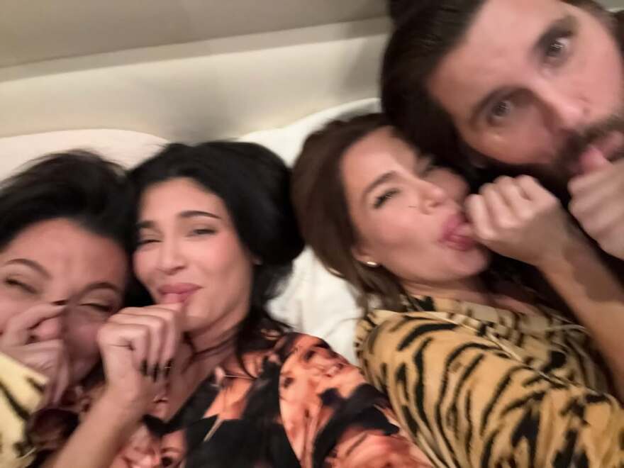 Η Κάιλι Τζένερ έκανε sleepover  με τη μητέρα της, την Κλόε Κάρντασιαν και τον πρώην της αδερφής της, Σκοτ Ντίσικ