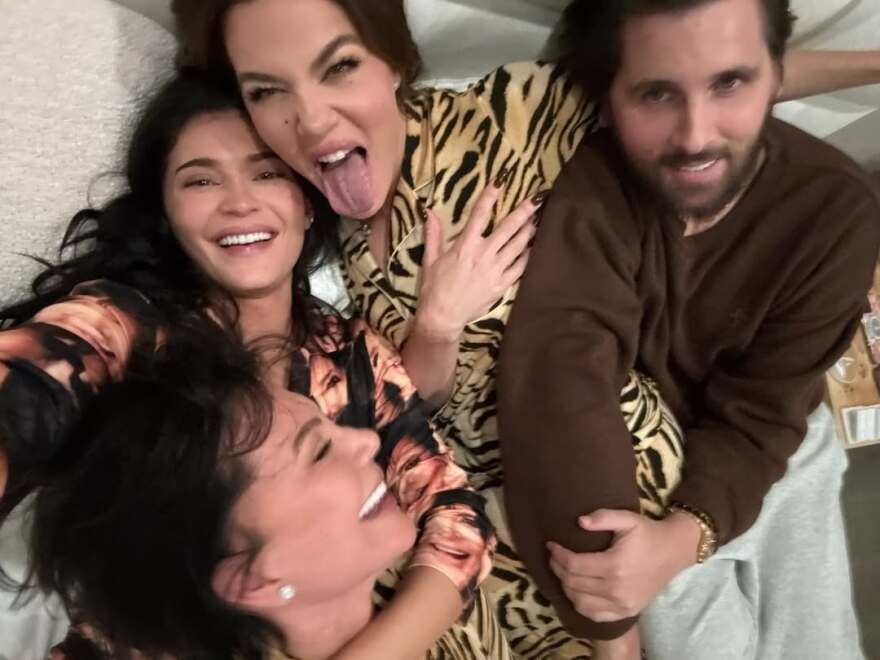 Η Κάιλι Τζένερ έκανε sleepover  με τη μητέρα της, την Κλόε Κάρντασιαν και τον πρώην της αδερφής της, Σκοτ Ντίσικ