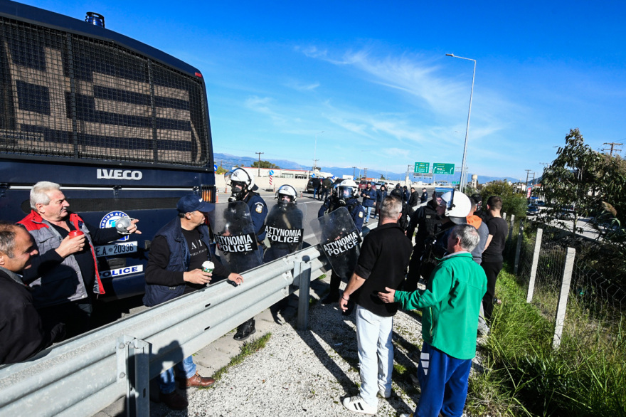 Ξύλο με μαγκούρες και χημικά μεταξύ αγροτών και αστυνομικών στο μπλόκο του Ρίου - Αντιρρίου, δείτε βίντεο