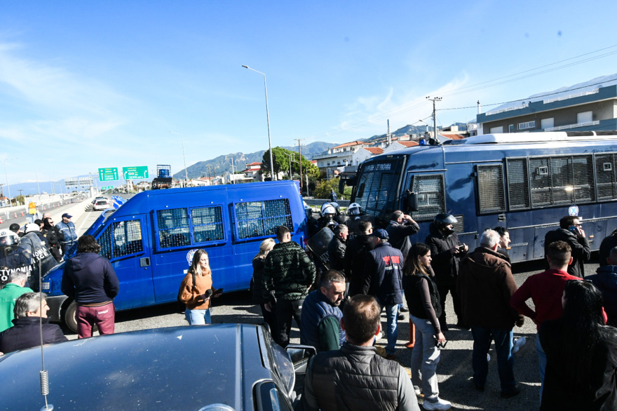 Ξύλο με μαγκούρες και χημικά μεταξύ αγροτών και αστυνομικών στο μπλόκο του Ρίου - Αντιρρίου, δείτε βίντεο