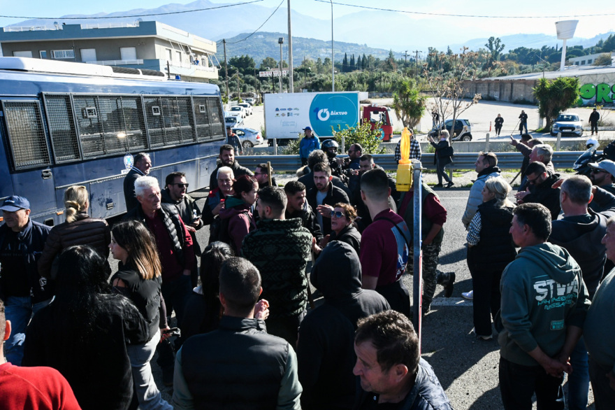 Ξύλο με μαγκούρες και χημικά μεταξύ αγροτών και αστυνομικών στο μπλόκο του Ρίου - Αντιρρίου, δείτε βίντεο