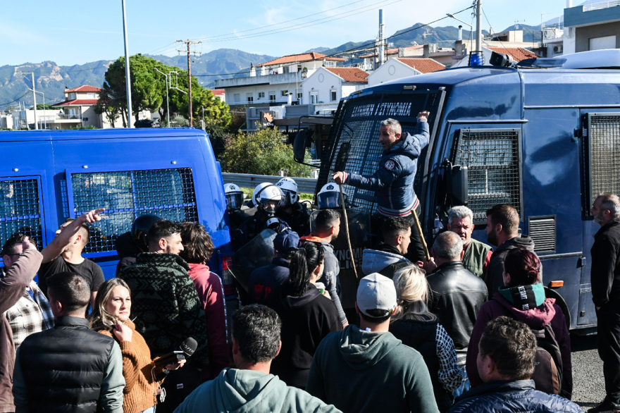 Ξύλο με μαγκούρες και χημικά μεταξύ αγροτών και αστυνομικών στο μπλόκο του Ρίου - Αντιρρίου, δείτε βίντεο