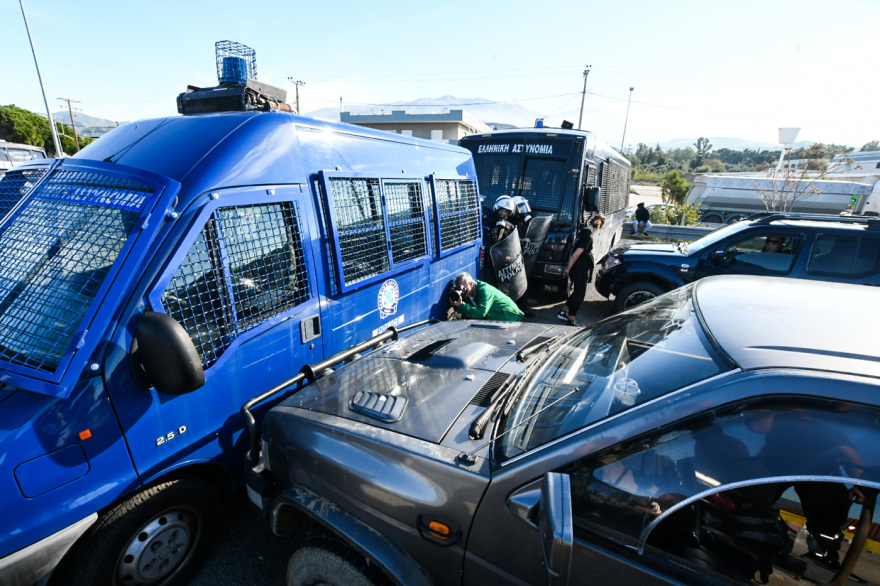 Ξύλο με μαγκούρες και χημικά μεταξύ αγροτών και αστυνομικών στο μπλόκο του Ρίου - Αντιρρίου, δείτε βίντεο
