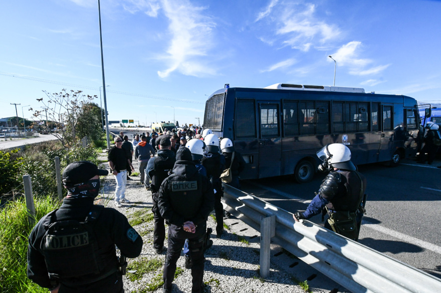 Ξύλο με μαγκούρες και χημικά στο μπλόκο του Ρίου - Αντιρρίου, οι αγρότες σήκωσαν τις μπάρες στα διόδια