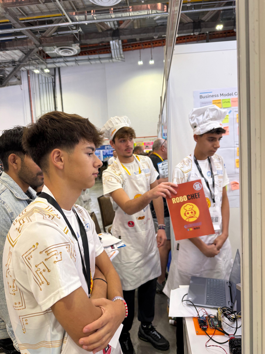 Εκπαιδευτική Αναγέννηση: 11η θέση στην Ολυμπιάδα Εκπαιδευτικής Ρομποτικής στη Σιγκαπούρη