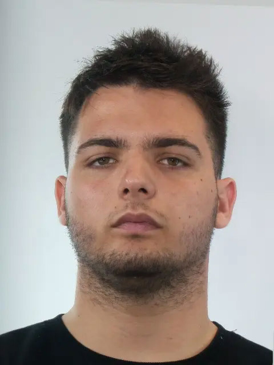 Στη δημοσιότητα οι φωτογραφίες του 20χρονου θείου και του συντρόφου του που ασελγούσαν στα ανήλικα ανίψια του