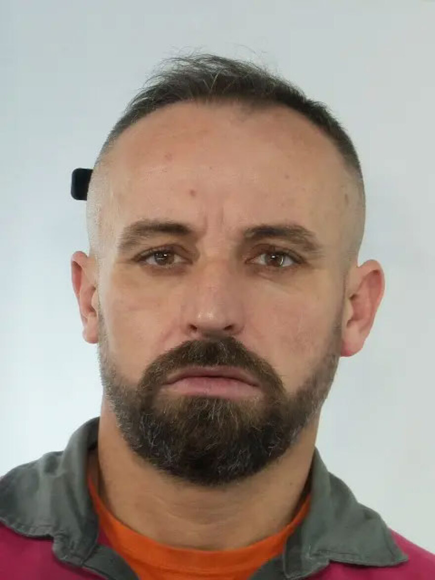 Στη δημοσιότητα οι φωτογραφίες του 20χρονου θείου και του συντρόφου του που ασελγούσαν στα ανήλικα ανίψια του