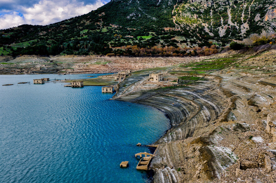 «Στεγνώνει» ο Μόρνος παρά τις έντονες βροχοπτώσεις, δείτε φωτογραφίες
