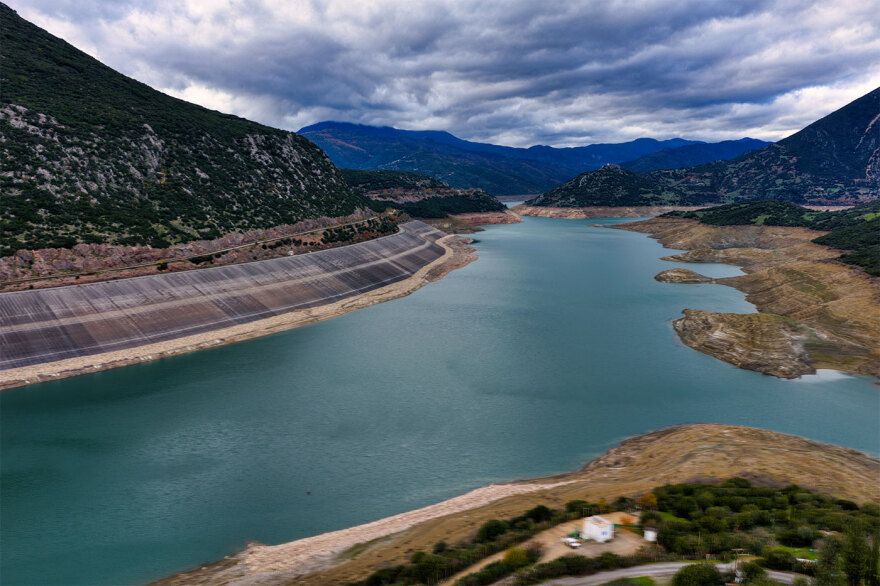«Στεγνώνει» ο Μόρνος παρά τις έντονες βροχοπτώσεις, δείτε φωτογραφίες
