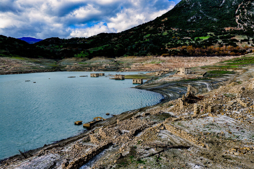 «Στεγνώνει» ο Μόρνος παρά τις έντονες βροχοπτώσεις, δείτε φωτογραφίες
