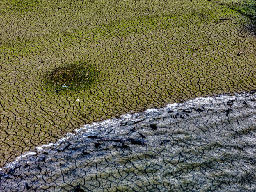 «Στεγνώνει» ο Μόρνος παρά τις έντονες βροχοπτώσεις, δείτε φωτογραφίες
