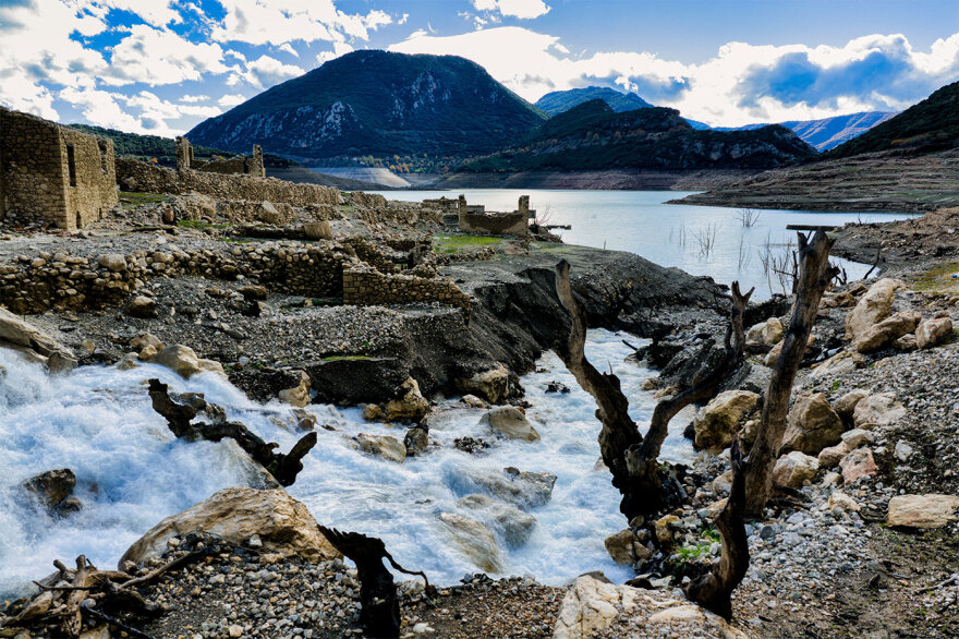 «Στεγνώνει» ο Μόρνος παρά τις έντονες βροχοπτώσεις, δείτε φωτογραφίες

