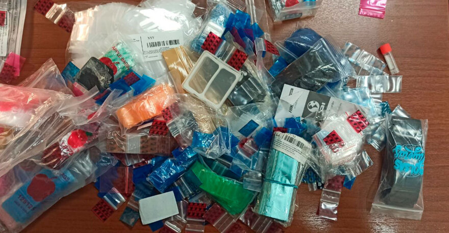 Χειροπέδες σε Dj που είχε κάνει αποθήκη ναρκωτικών το σπίτι του στον Νέο Κόσμο: Ο τιμοκατάλογος και τα βίντεο της ΕΛΑΣ