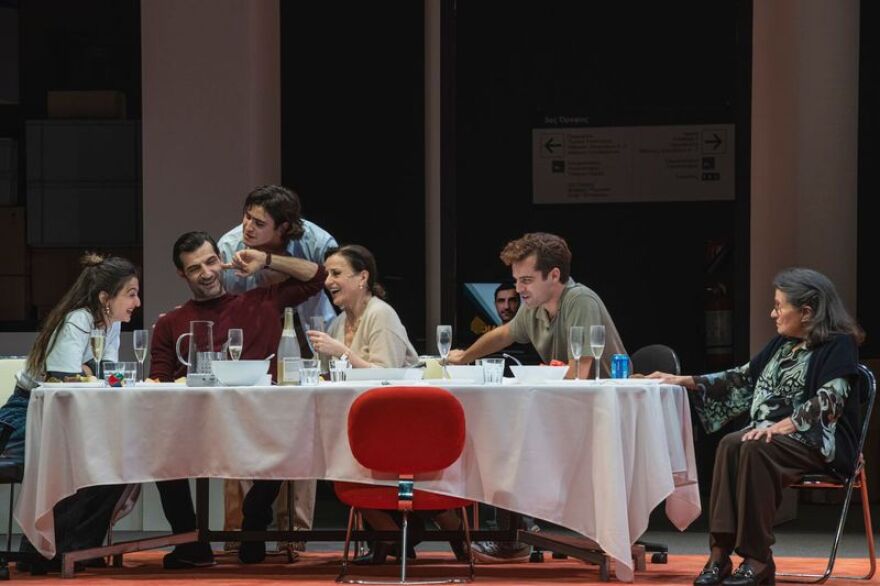 Η Αθήνα είναι sold out παντού, από τα νυχτερινά κέντρα και τα εστιατόρια μέχρι τα θέατρα και τα σινεμά