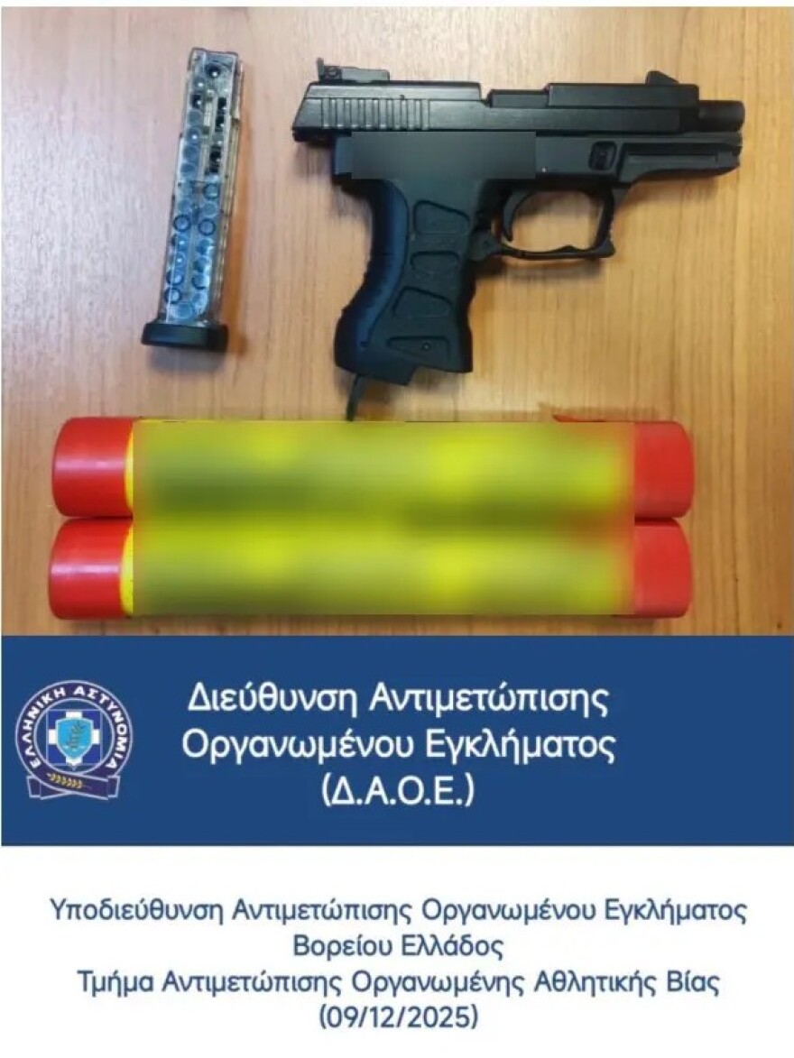 Θεσσαλονίκη: Συνελήφθη 47χρονος οργανωμένος οπαδός - Έκρυβε σπίτι του αεροβόλο και ναυτικές φωτοβολίδες