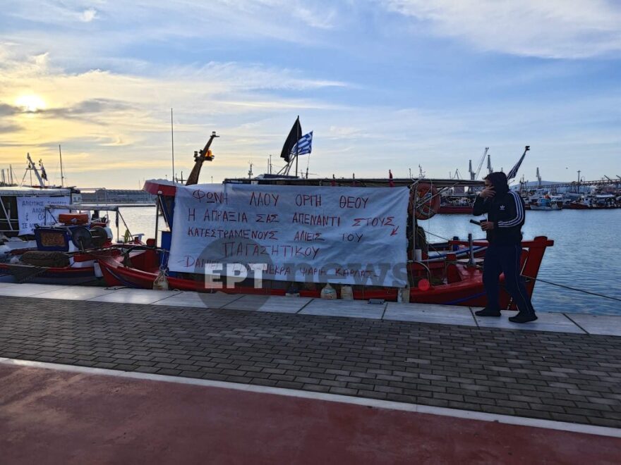 Στο λιμάνι του Βόλου για να το αποκλείσουν οι αγρότες στη σκιά της παρέμβασης του εισαγγελέα του Αρείου Πάγου