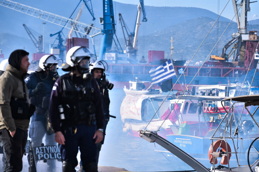 Αποχώρησαν οι αγρότες από το λιμάνι του Βόλου, απεγκλωβίστηκαν οι νταλίκες που περίμεναν να μπουν