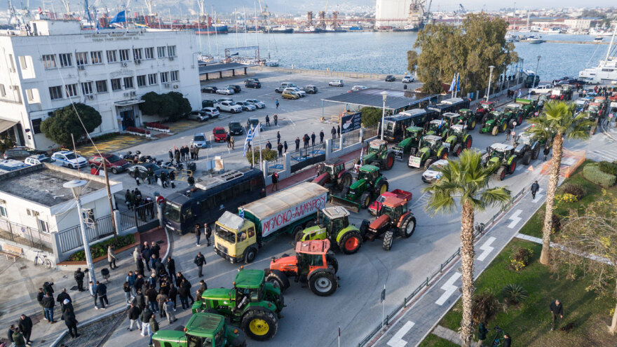 Αποχώρησαν οι αγρότες από το λιμάνι του Βόλου, απεγκλωβίστηκαν οι νταλίκες που περίμεναν να μπουν