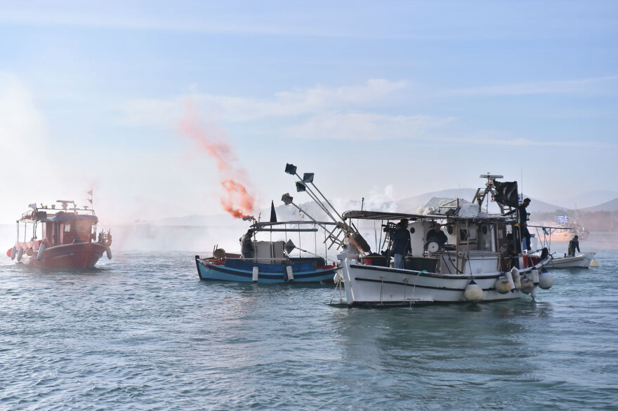 Αποχώρησαν οι αγρότες από το λιμάνι του Βόλου, απεγκλωβίστηκαν οι νταλίκες που περίμεναν να μπουν