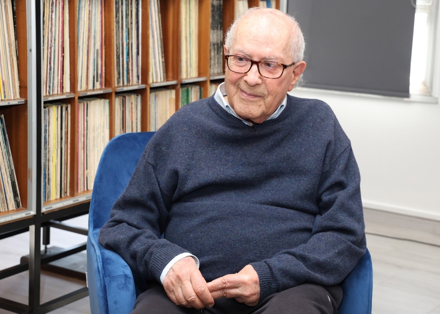 Ο Γιώργος Παπαστεφάνου δώρισε το αρχείο του στην ΕΡΤ: Περιλαμβάνει 7.000 βινύλια και σπάνιες συλλογές βιβλίων