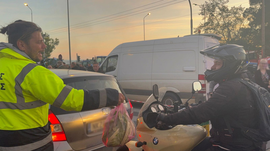 Παραγωγοί και αγρότες μοίρασαν προϊόντα σε πολίτες στα «Πράσινα Φανάρια» για να ζητήσουν συγγνώμη για την ταλαιπωρία, δείτε βίντεο