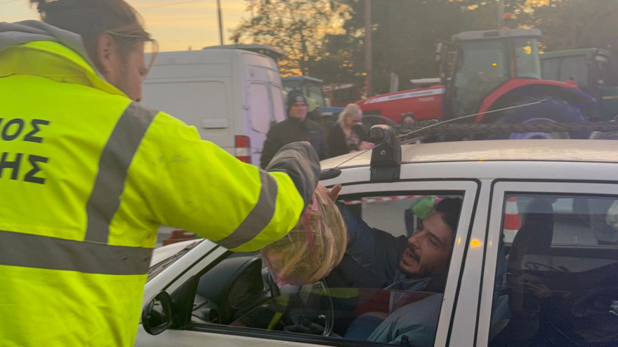 Παραγωγοί και αγρότες μοίρασαν προϊόντα σε πολίτες στα «Πράσινα Φανάρια» για να ζητήσουν συγγνώμη για την ταλαιπωρία, δείτε βίντεο