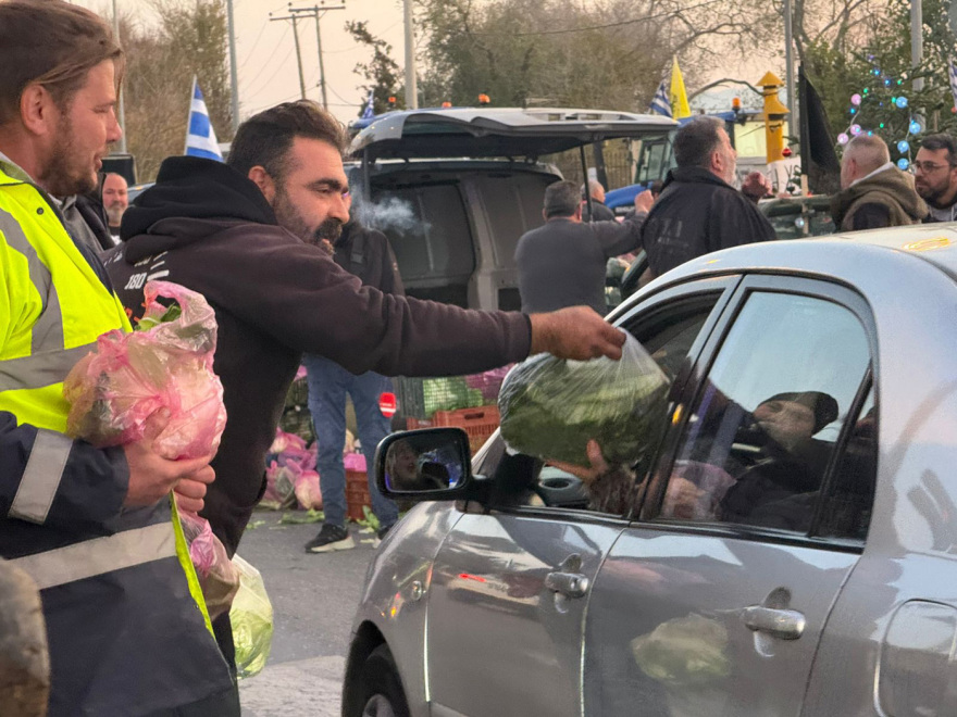 Παραγωγοί και αγρότες μοίρασαν προϊόντα σε πολίτες στα «Πράσινα Φανάρια» για να ζητήσουν συγγνώμη για την ταλαιπωρία, δείτε βίντεο
