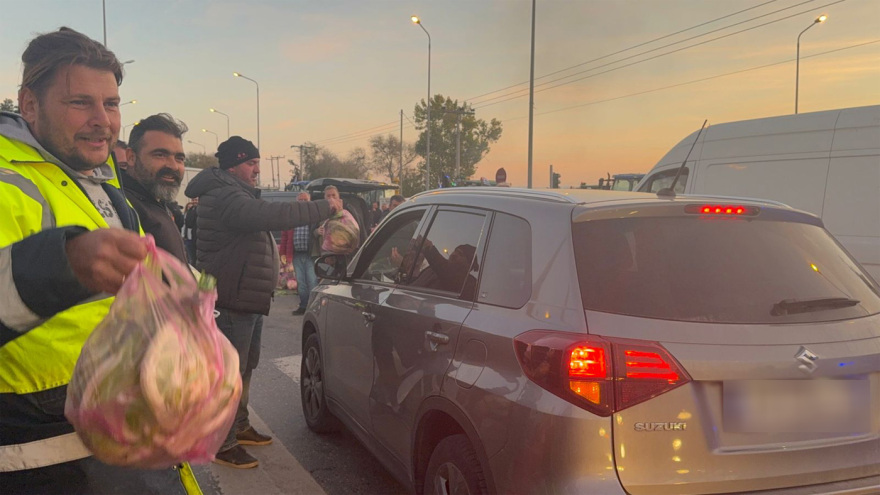 Παραγωγοί και αγρότες μοίρασαν προϊόντα σε πολίτες στα «Πράσινα Φανάρια» για να ζητήσουν συγγνώμη για την ταλαιπωρία, δείτε βίντεο