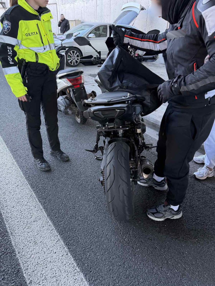 Συνελήφθη ο μοτοσικλετιστής που τραυμάτισε δύο αστυνομικούς στην Αττική Οδό προσπαθώντας να αποφύγει έλεγχο, δεν είχε δίπλωμα