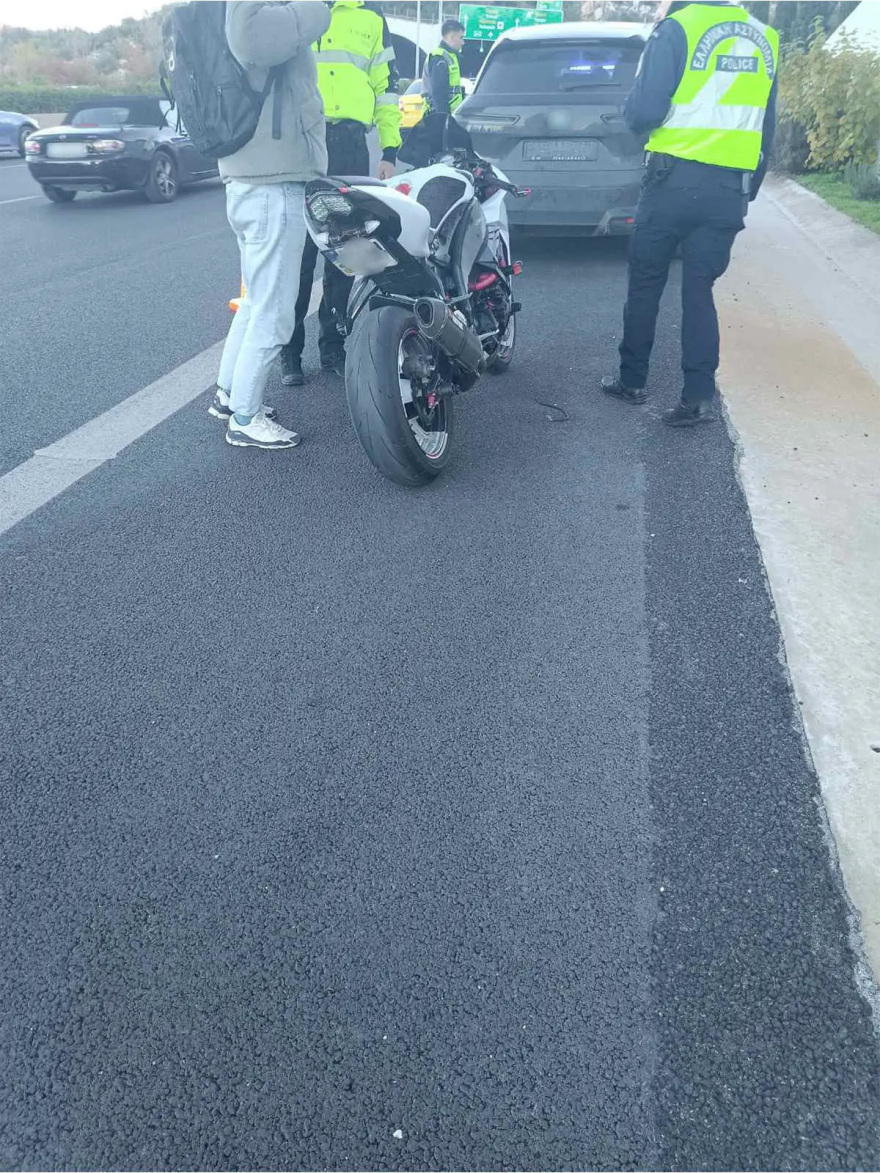 Συνελήφθη ο μοτοσικλετιστής που τραυμάτισε δύο αστυνομικούς στην Αττική Οδό προσπαθώντας να αποφύγει έλεγχο, δεν είχε δίπλωμα